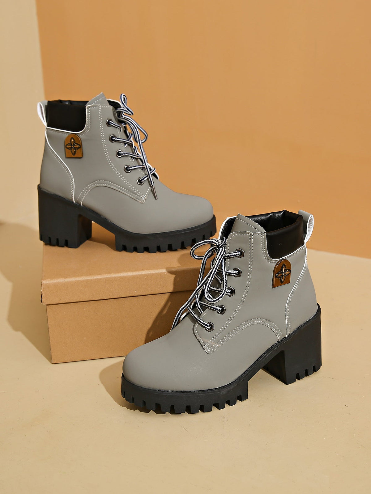 🔥【35-42】👢2025 Nouveauté pour cet automne : bottines à talons épais et semelles compensées – modèle rétro à lacets pour femmes