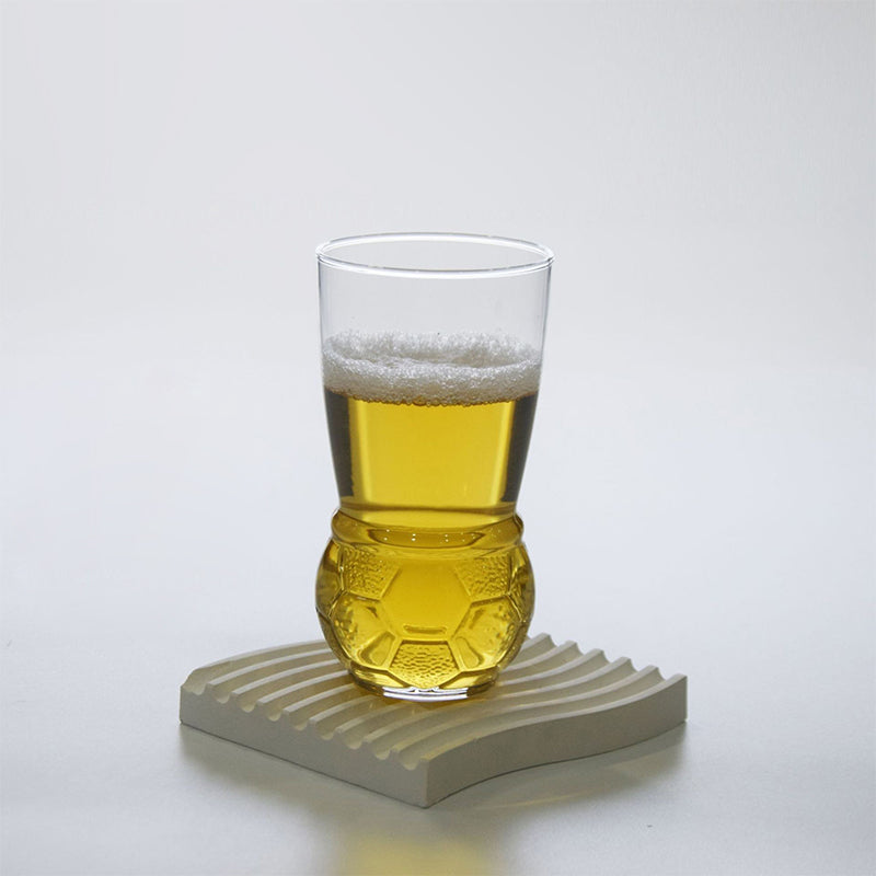 Verre à bière artisanale en forme de ballon de football