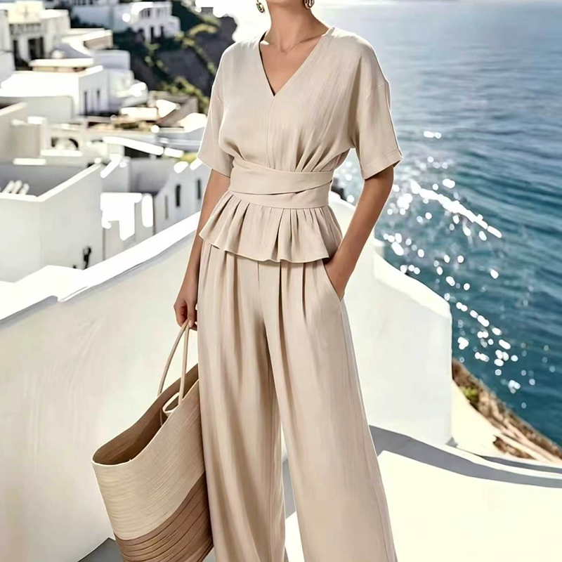 Ensemble femme composé d'un haut à taille croisée et d'un pantalon à jambes larges