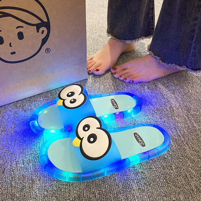 👣👣De jolies pantoufles aux motifs de dessins animés qui brillent dans le noir