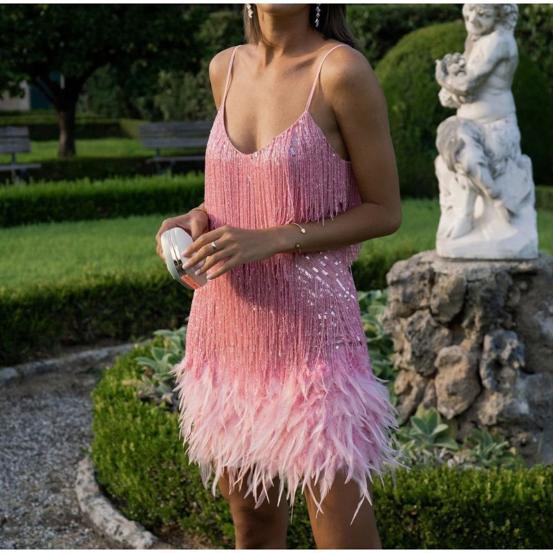 👗 60 % DE RÉDUCTION MAINTENANT ! ✨ Robe à bretelles spaghetti et franges – Paillettes glamour, jupe fluide à volants, parfaite pour une soirée festive 🌟🎉