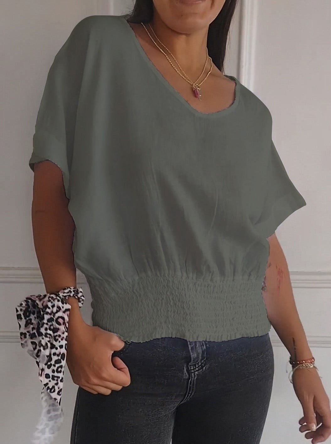 T-shirt simple à manches mi-longues et col en V de couleur unie