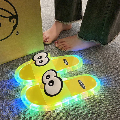 👣👣De jolies pantoufles aux motifs de dessins animés qui brillent dans le noir
