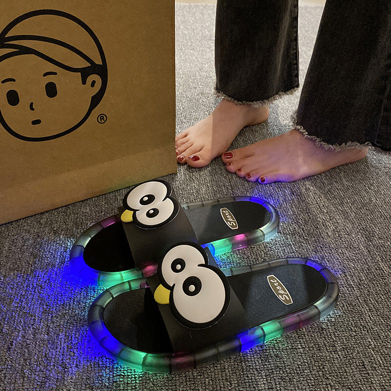👣👣De jolies pantoufles aux motifs de dessins animés qui brillent dans le noir