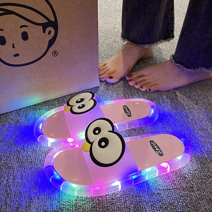 👣👣De jolies pantoufles aux motifs de dessins animés qui brillent dans le noir