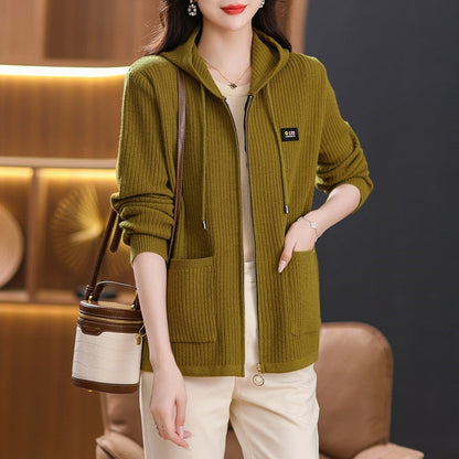 Veste en tricot avec fermeture à glissière de la capuche et poches pratiques