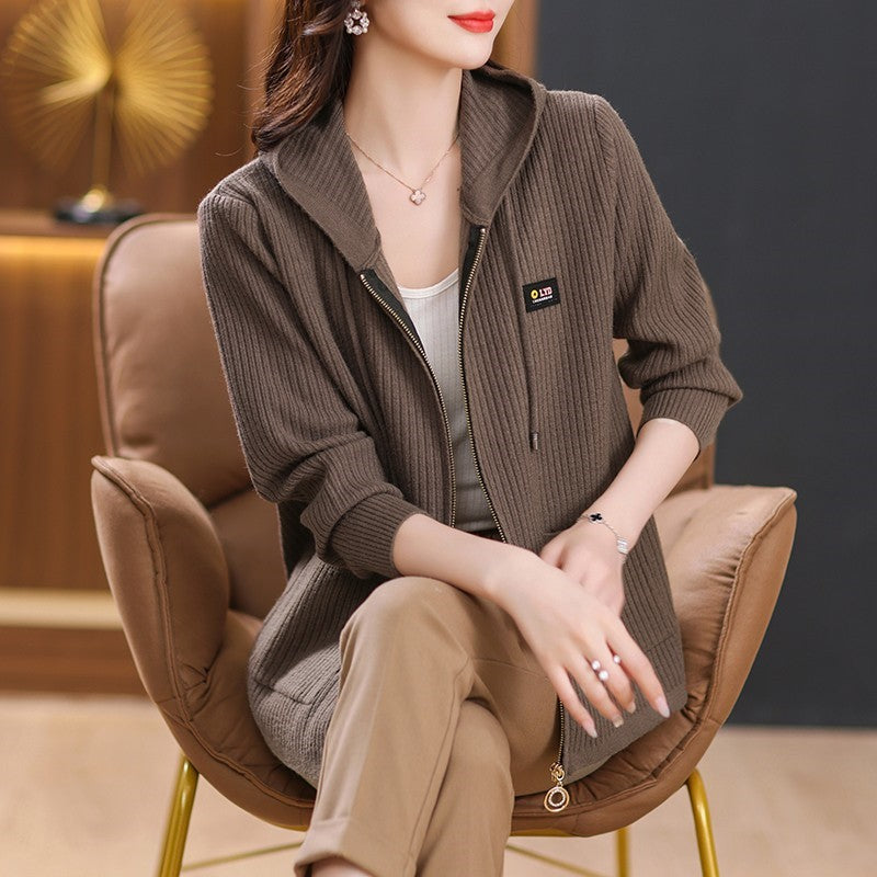 Veste en tricot avec fermeture à glissière de la capuche et poches pratiques