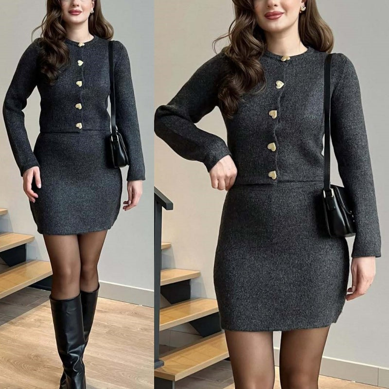🌟Ensemble femme composé d'un pull en maille avec patte de boutonnage et d'une jupe trapèze de coupe slim