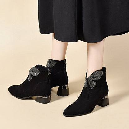 Bottines à bout pointu et à talon épais avec nœud brillant