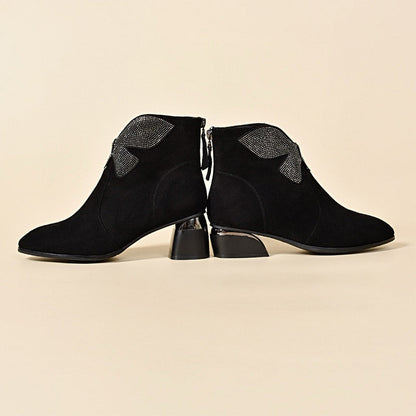 Bottines à bout pointu et à talon épais avec nœud brillant