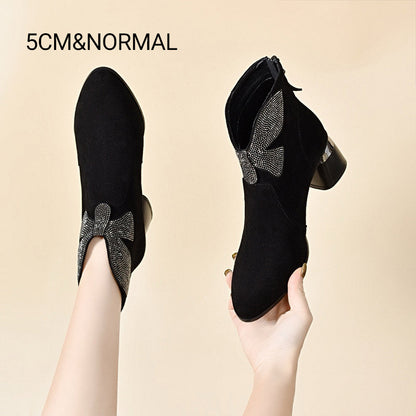 Bottines à bout pointu et à talon épais avec nœud brillant