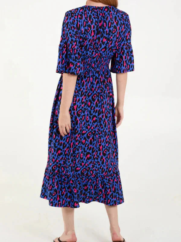 Robe léopard avec taille froncée
