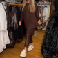 Haut ample asymétrique et pantalon uni, ensemble deux pièces