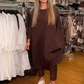 Haut ample asymétrique et pantalon uni, ensemble deux pièces