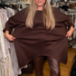 Haut ample asymétrique et pantalon uni, ensemble deux pièces