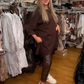 Haut ample asymétrique et pantalon uni, ensemble deux pièces