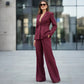 Ensemble 2 pièces chic bordeaux à fines rayures pour femme : blazer cintré à la taille et pantalon à jambes larges