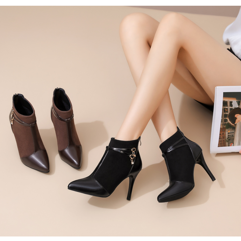 Bottines élégantes à talons aiguilles avec bout pointu