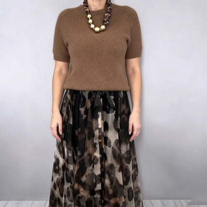 Ensemble deux pièces pour femme composé d'un pull et d'une jupe fluide à imprimé léopard