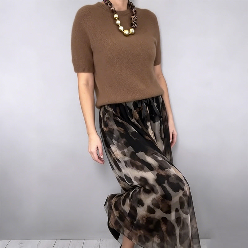 Ensemble deux pièces pour femme composé d'un pull et d'une jupe fluide à imprimé léopard