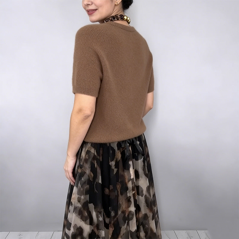Ensemble deux pièces pour femme composé d'un pull et d'une jupe fluide à imprimé léopard