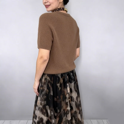 Ensemble deux pièces pour femme composé d'un pull et d'une jupe fluide à imprimé léopard