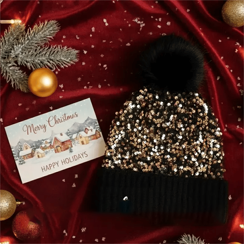 📢50% DE RÉDUCTION✨Bonnet d’Hiver à Pompon & Paillettes Scintillantes – Fausse Fourrure Douce, Ajustement Élastique & Éclat Festif Instantané⚡