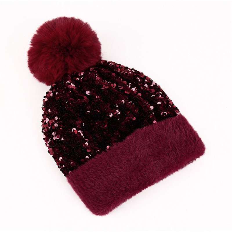 📢50% DE RÉDUCTION✨Bonnet d’Hiver à Pompon & Paillettes Scintillantes – Fausse Fourrure Douce, Ajustement Élastique & Éclat Festif Instantané⚡