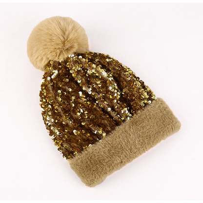 📢50% DE RÉDUCTION✨Bonnet d’Hiver à Pompon & Paillettes Scintillantes – Fausse Fourrure Douce, Ajustement Élastique & Éclat Festif Instantané⚡