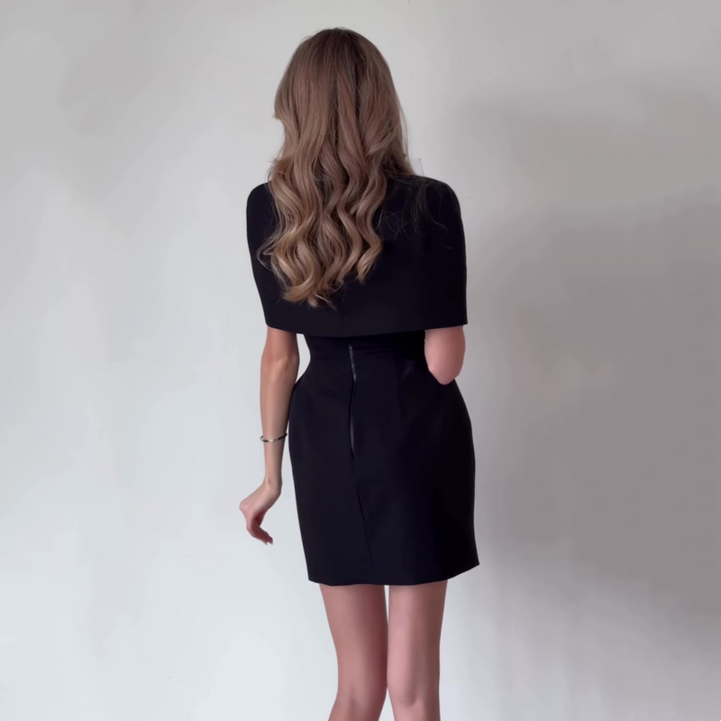 Ensemble 2 pièces pour femme : robe à encolure carrée et cape
