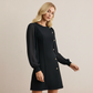 Élégante robe à manches longues avec patte de boutonnage asymétrique