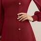 Élégante robe à manches longues avec patte de boutonnage asymétrique