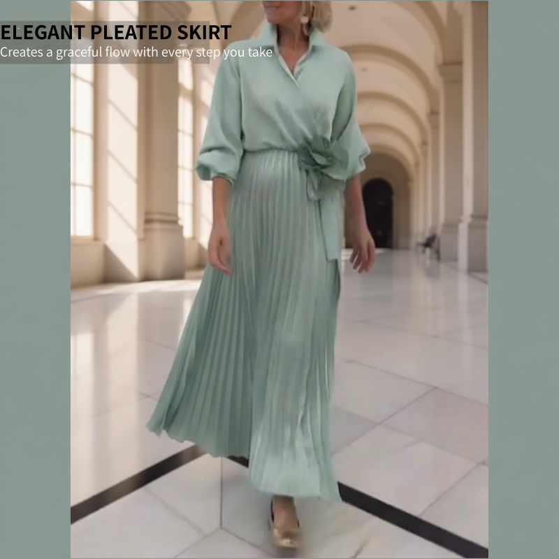 Élégante robe longue plissée avec détail floral à la taille