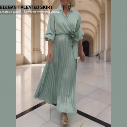 Élégante robe longue plissée avec détail floral à la taille