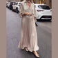 Élégante robe longue plissée avec détail floral à la taille