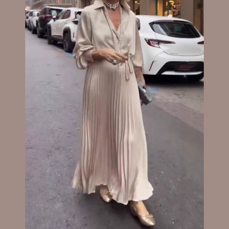 Élégante robe longue plissée avec détail floral à la taille