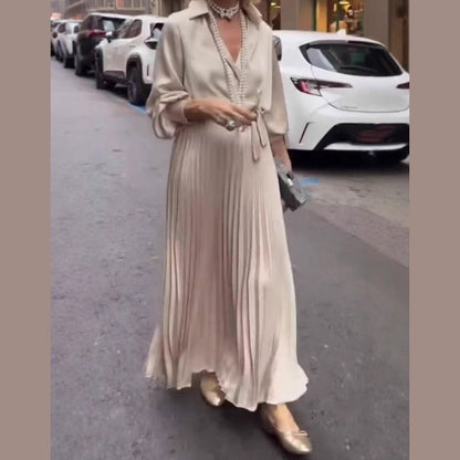 Élégante robe longue plissée avec détail floral à la taille