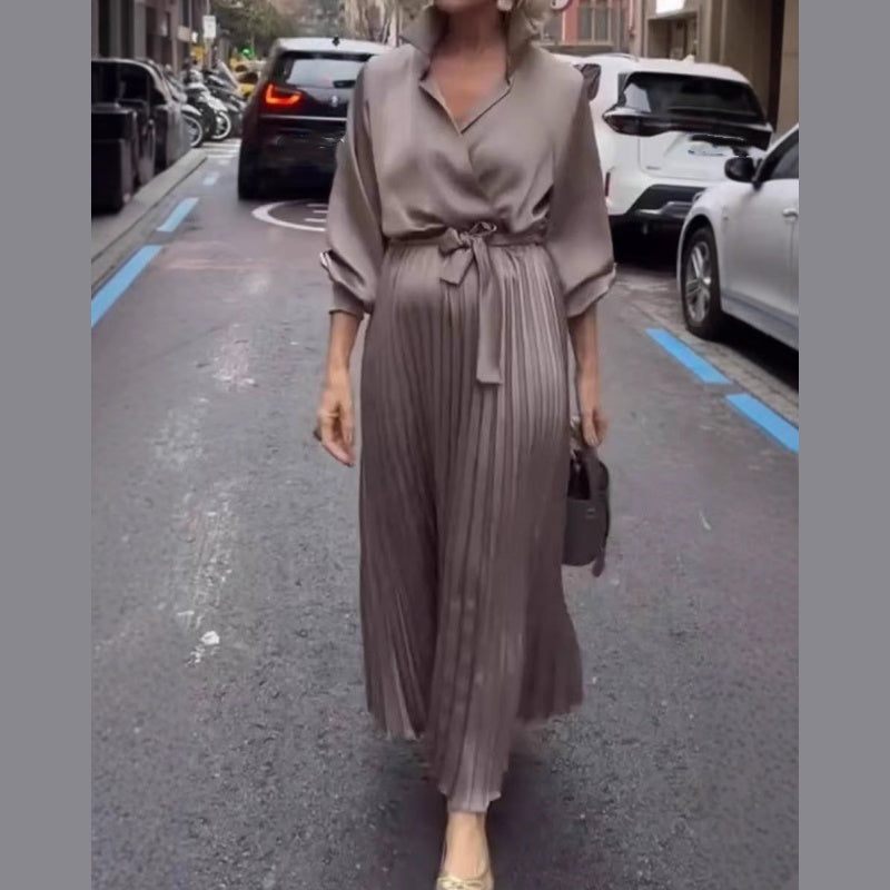Élégante robe longue plissée avec détail floral à la taille