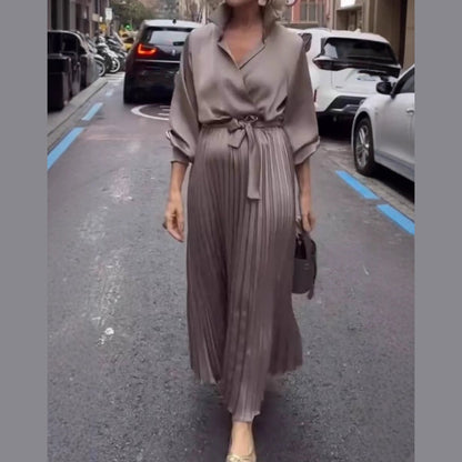 Élégante robe longue plissée avec détail floral à la taille