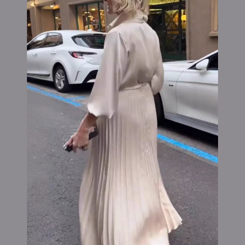 Élégante robe longue plissée avec détail floral à la taille