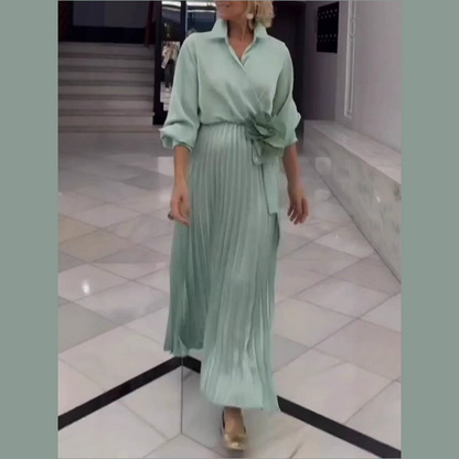 Élégante robe longue plissée avec détail floral à la taille