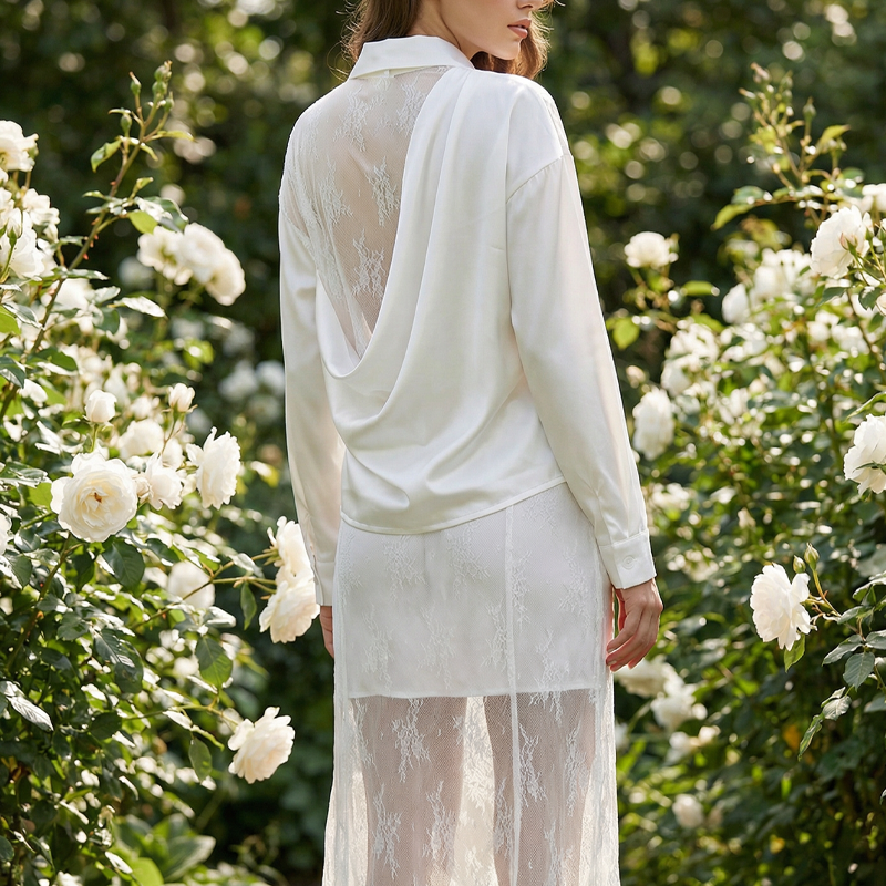Ensemble femme avec haut boutonné et jupe en dentelle florale