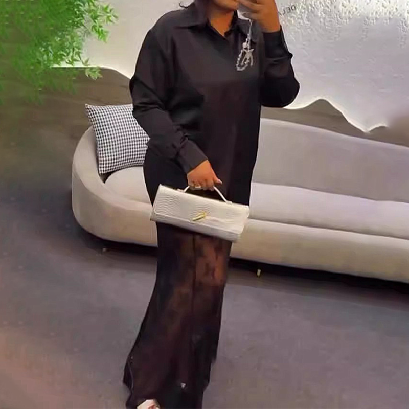 Ensemble femme avec haut boutonné et jupe en dentelle florale