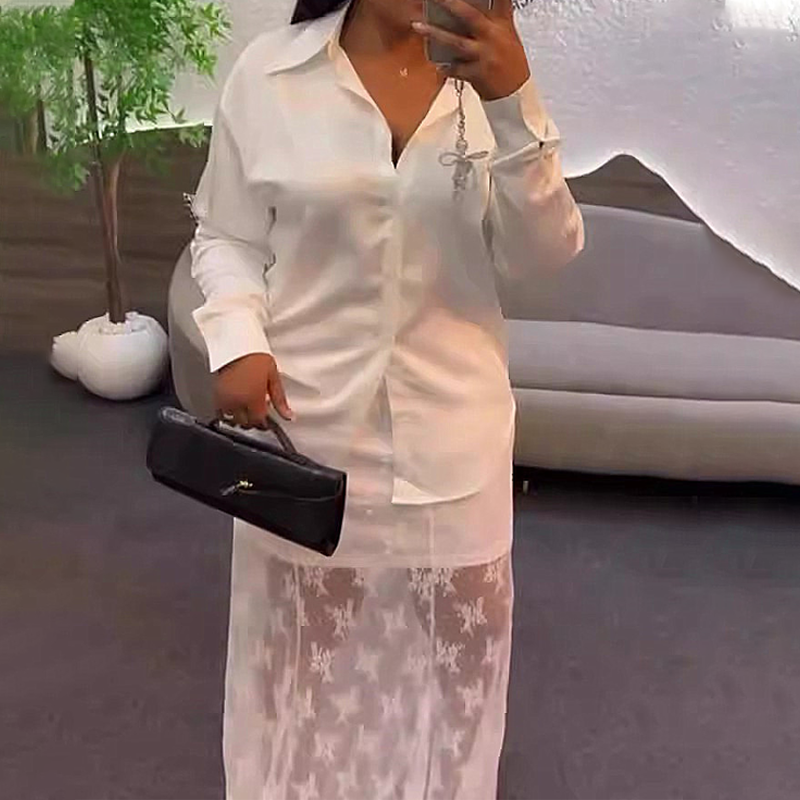 Ensemble femme avec haut boutonné et jupe en dentelle florale