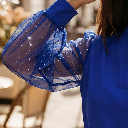 Haut à col V avec manches transparentes à sequins