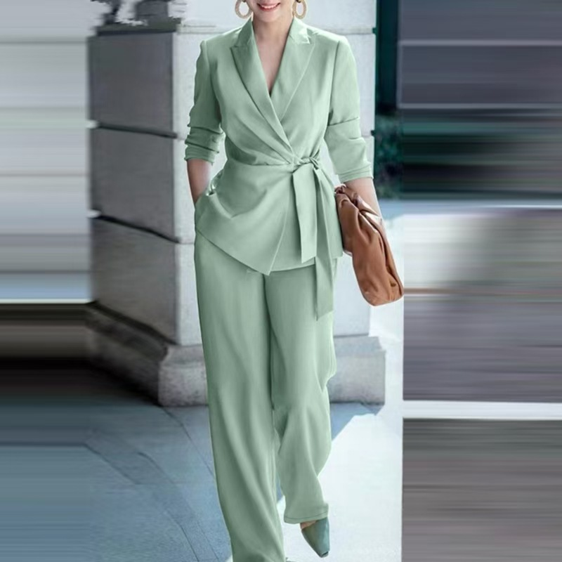 Ensemble élégant pour femme composé d'un blazer à taille nouée et d'un pantalon à jambes larges