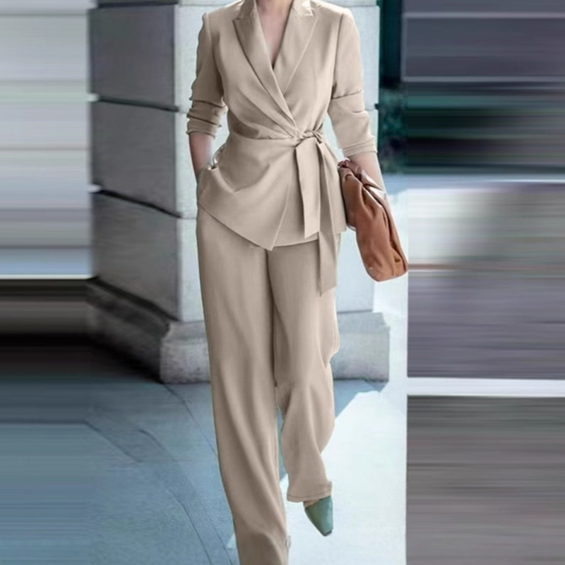 Ensemble élégant pour femme composé d'un blazer à taille nouée et d'un pantalon à jambes larges