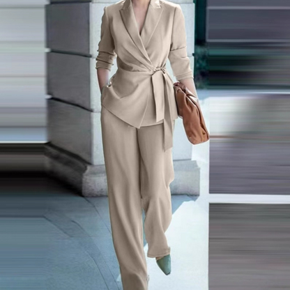 Ensemble élégant pour femme composé d'un blazer à taille nouée et d'un pantalon à jambes larges