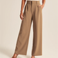 Pantalon taille haute à jambes larges et coupe ajustée
