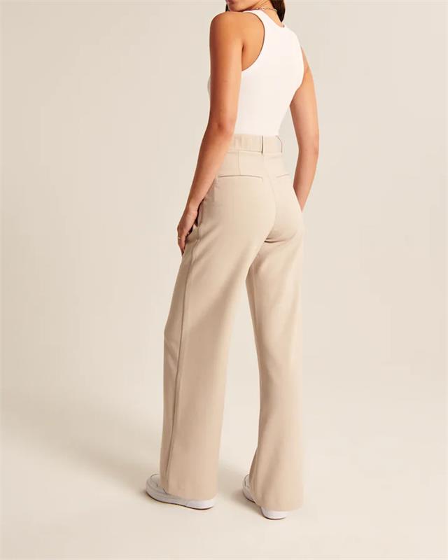 Pantalon taille haute à jambes larges et coupe ajustée